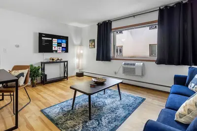 Image de King Bed - Fast Wifi ~ Near Froedtert ~ Undergrnd Parking