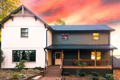 Image de 5000sf Designer Mountaintop Retreat, Panoramic Views, Hot Tub, Peaceful Luxury