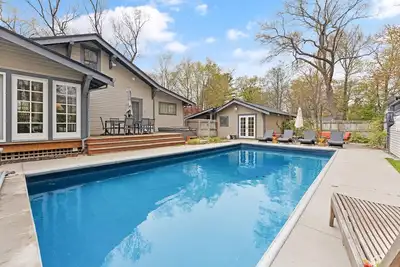Image de Heated pool and steps from downtown Saugatuck! Family-friendly retreat