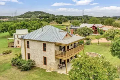 Image de The Rock House Hideaway Minutes from Main St. on 20acres