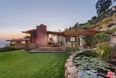 Image de Mid-century modern Malibu home with ocean views and office to work from home