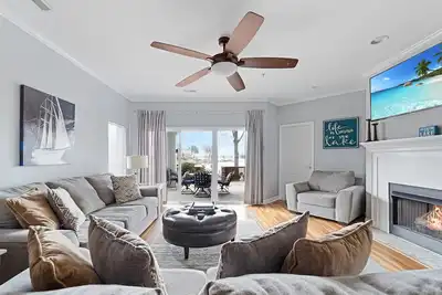 Image de Lake Norman Waterfront Condo Retreat - Dog Friendly Cornelius Vacation Rental