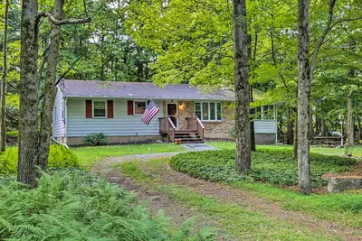 Image de Poconos Home w/ Fire Pit, Walk to Locust Lake!