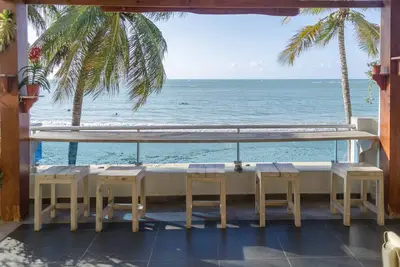 Image de Top-floor beachfront condo with great sea views, central location
