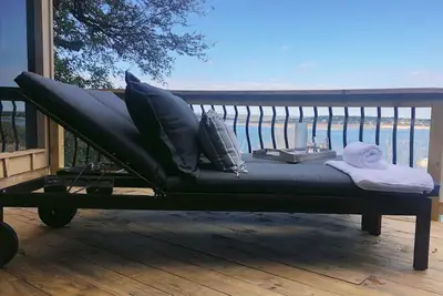 Image de Bright Cove Bungalow- Charming & Luxe Waterfront home located on Lake Travis