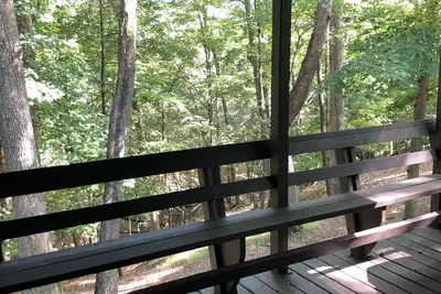 Image de A cozy cabin snuggled in the mountains minutes away from Lost River State Park.