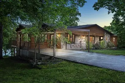 Image de Table Rock Lodge - True Lake Front with Dock on 2 Acres