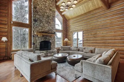 Luxury streamside log home walking distance from Keystone Resort!