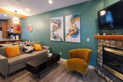 Image de Newly Renovated Cabiny Townhouse near Banff Gate