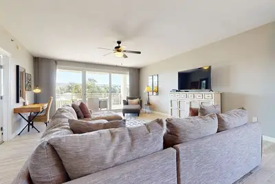 Image de Beautiful beach home w/shared fitness center & pool/balcony + near beach access