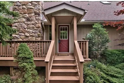 Image de charming chalet in the Lake Naomi community