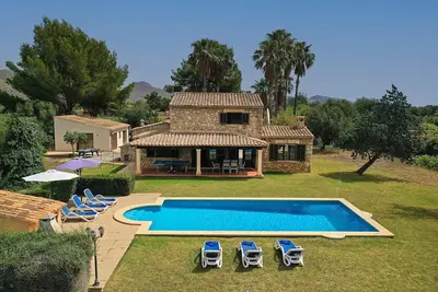 Collet Vell. Lovely stone-clad villa with large garden
