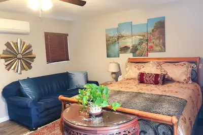 Image de Roomy comfy guest suite w\/ private entrance