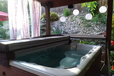 Image de 4 br/2full bath. One of two properties within 1m of each other for large groups