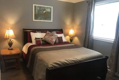 Image de Cozy & Compact 1br Pad - Private & Centrally Located