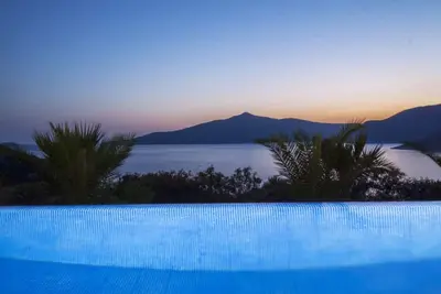 Modern 4 bedroom villa + Infinity pool with stunning views
