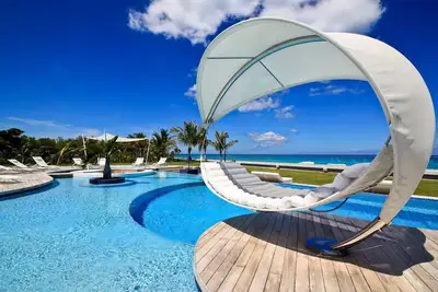 Image de Please Enquire For Our Special Rates Luxury beachront villa located on Plum Bay