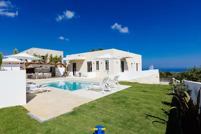 Aerin Villa, Sublime Sanctuary with Ocean Views & Captivating Surroundings