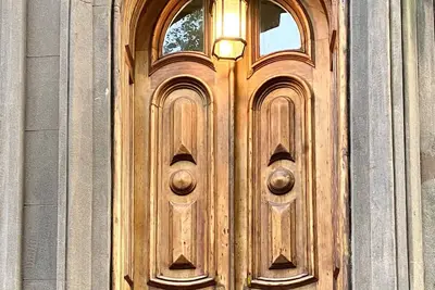 Image de Classic Brownstone with modern amenities in heart of historic Brooklyn