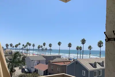 Image de Newly remodeled Oceanview / Beach condo, steps from the sand!