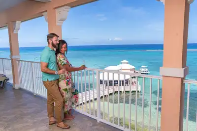 Image de Newly Renovated \"Condo & Balcony To The Turquoise Waters &  Sun Bleached Sands\"