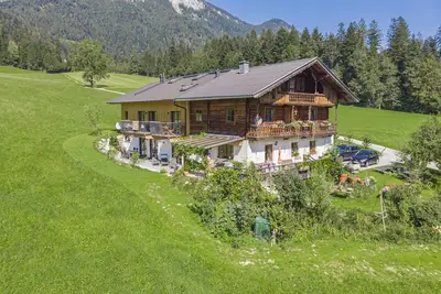 Image de Maison avec 3 appartements modernes, face des remontées
