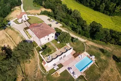 Image de Newly renovated Tuscan villa with private salt water pool, views, air conditioning and full of charm