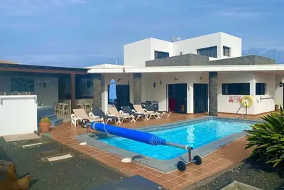 Image de Adapté aux enfants 4 Bed Luxury Villa c / w Grande piscine chauffée-Spa-salle de jeux et jouets