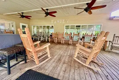 Image de Largest Coast Mini Resort! Pool, Gym, Pool table, Lake +