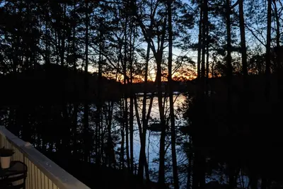 Image de 6 Bedrooms and 3 docks on a Lake Hartwell cove, 3 miles from Clemson by water.