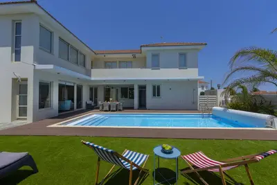 Image de Picture Renting your 5 Star Villa with Beautiful Private Pool, Larnaca Villa 1397