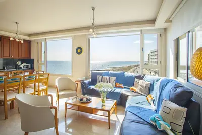 Image de Imagine You and Your Family Renting this Perfect Holiday Apartment minutes from the beach, Larnaca Apartment 1390