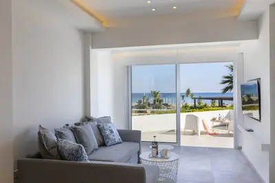 Image de Imagine You and Your Family Renting this Perfect Beachfront Apartment, Larnaca Apartment 1388