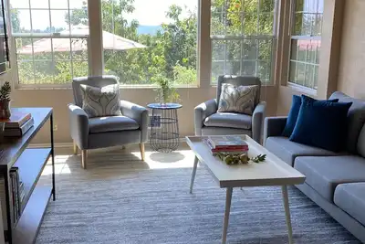 Image de Guesthouse nestled in acres of organic avocado and pixie tangerine orchards.