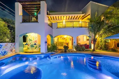 Image de Stunning Views - New luxury home with 4 king suites, Two pools and Ocean Access!