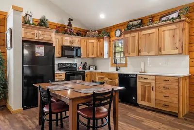 Image de 2 Bd Cabin near Branson Theatre District - Gas Fireplace & Whirlpool Tub, Ticket Discounts!