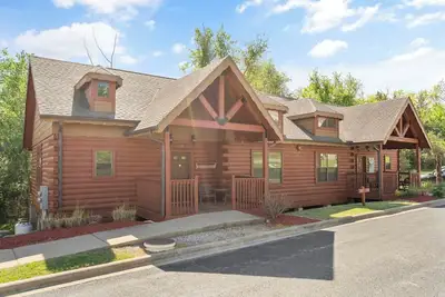Image de Cozy Walk-in Cabin with Gas Fireplace - 2 Minutes from Branson Shopping!