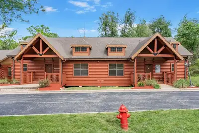 Image de Cedar Log Cabin in Branson Theatre District - Minutes from Shows!