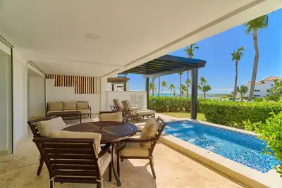 Image de Relax Beach condo w/ private pool and beach!