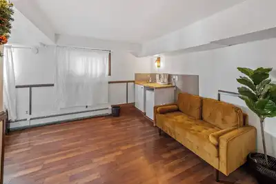 Image de Suite à 3 chambres dans un sous-sol
