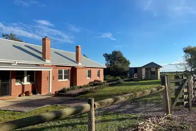 Image de Naringal  Station - Shearer's Quarters Farmstay - Huge Farmhouse for 18 people!