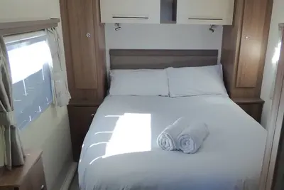 Image de 8 mins walk to town from your own private place