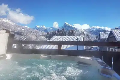Image de Charmant chalet alpin, 5 chambres contemporaines en-bains et spa