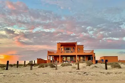 Image de Casa Cortez! Private Beachfront Home 2 Bdrm sleeps 7 in beds.