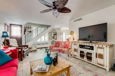 Image de A+Gem in a Great location! ! ! \nIncludes clubhouse w/ heated pool, gym, pickleball!