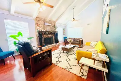 Image de Belton Lake House Gem! 💎3 min. to lakefront, fire pit, rec rm, no cleaning fee!