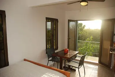 Image de Quiet studio on top of the hill, pool/Wi-Fi/cable Tv.