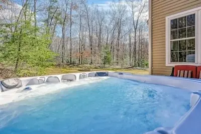 Image de Hot Tub, Yard Games, Fire Pit, Rec Room-ping pong, air hockey, darts, billiards