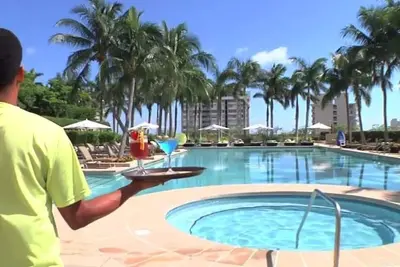 Image de Luxury Four Seasons Condo | Free Valet & Gym