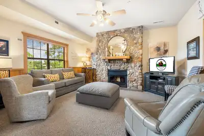 Image de Cozy Cedar Log Cabin with Screened Porch in Branson Theatre District